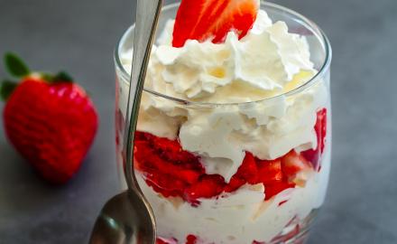 Fraises à l'eau de coco et crème chantilly au mascarpone