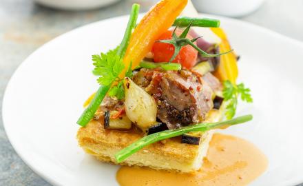 Souris d’agneau confites, légumes glacés et crème poivrons tomates