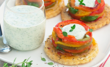 Tartelettes sablées et poivrons grillés, crème basilic, thym et poivre