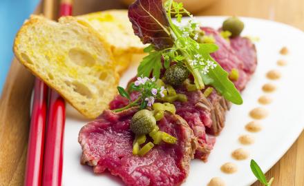 Filet de bœuf façon carpaccio et sauce crème tomate