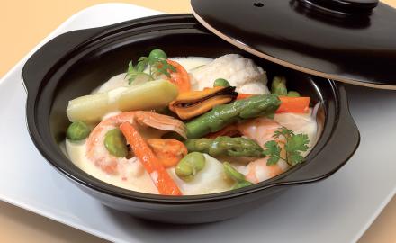 Cocotte de poissons blancs et crustacés aux jeunes légumes