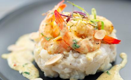 Sauté de crevettes au curry, écrasé de topinambours