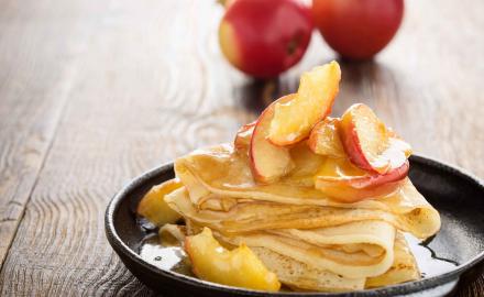 Crêpes Bretonnes, poires et caramel beurre salé