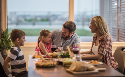 Le repas à table, un moment familial