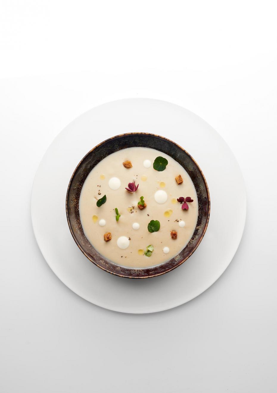 Cream of artichoke soup / Tangy condiment