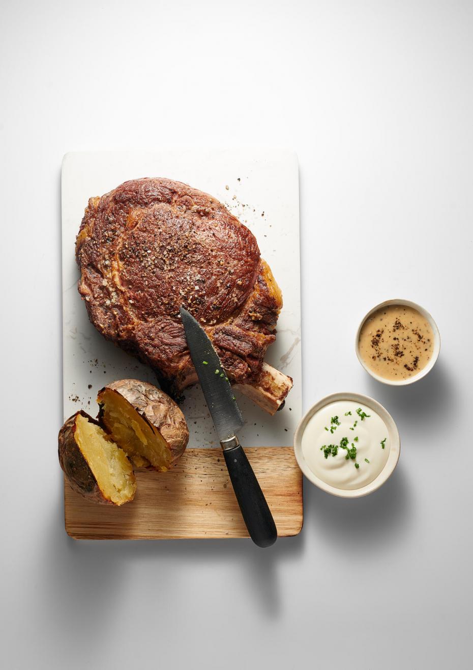 Côte de boeuf pommes de terre au four, crème aigrelette & sauce au poivre